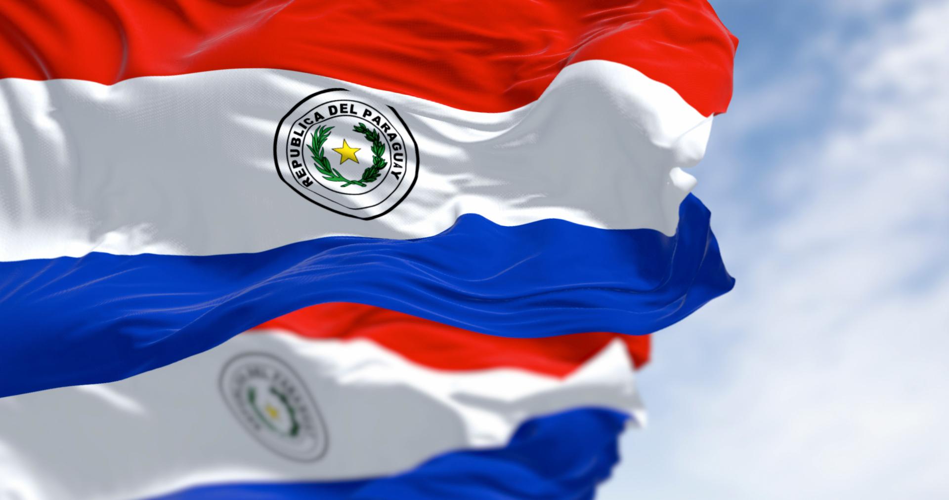 Bandeiras paraguaias acenando com emblema nacional em tricolor azul branco vermelho
